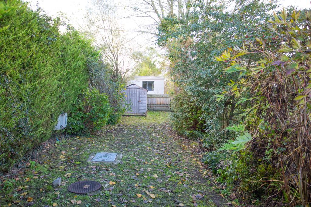 Lot: 32 - SEMI-DETACHED COTTAGE WITH RURAL OUTLOOK - 